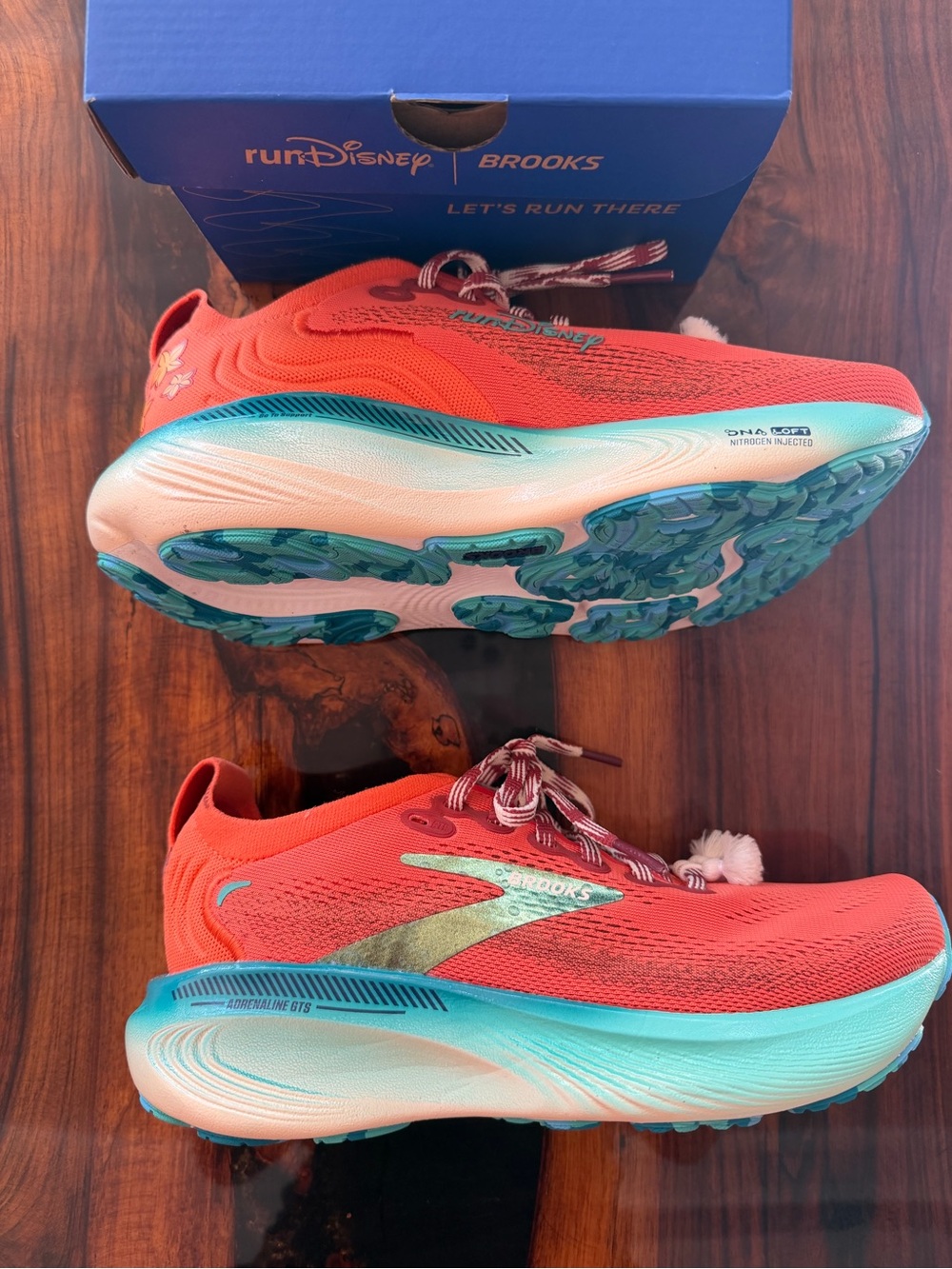 Brooks Women’s 7.5 Moana RunDisney collab like new worn once Running shoes - Picture 4 of 9